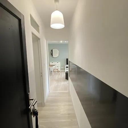 Close To Metro, Apartament